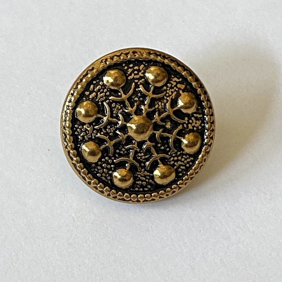 Set of eight Metal gold tone raised snowflake buttons - Picture 2 of 5